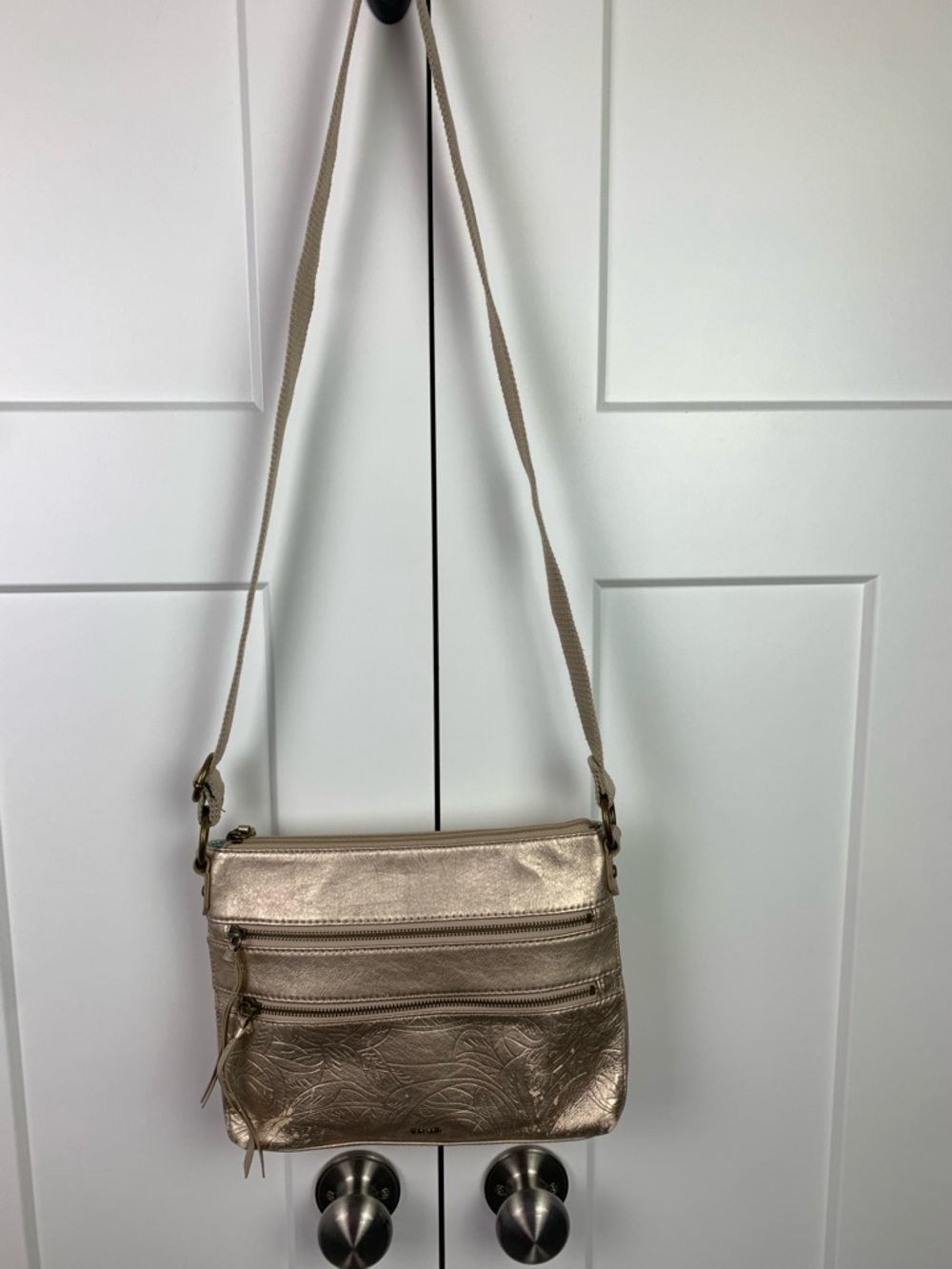 The Sak Pyrite Leaf Gold Reseda Leather Crossbody Shoulder Hand Bag Purse Tooled